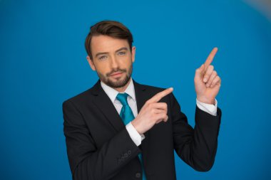 yakışıklı, kendine güvenen bir işadamı portresi