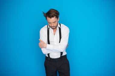 mavi beyaz gömlek ve diş teli takan yakışıklı adam