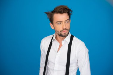 mavi beyaz gömlek ve diş teli takan yakışıklı adam