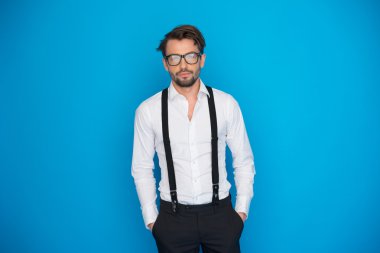 mavi beyaz gömlek ve diş teli takan yakışıklı adam