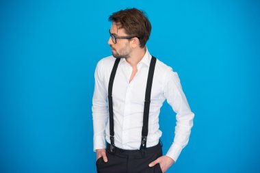 mavi beyaz gömlek ve diş teli takan yakışıklı adam