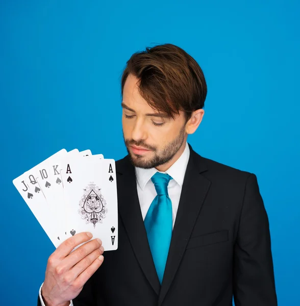 Junger Geschäftsmann zeigt Spielkarten - — Stockfoto