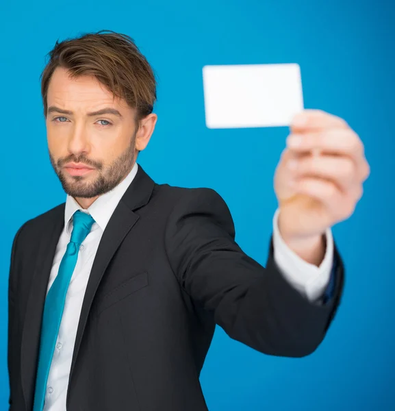 Schöner Geschäftsmann zeigt leere Visitenkarte — Stockfoto