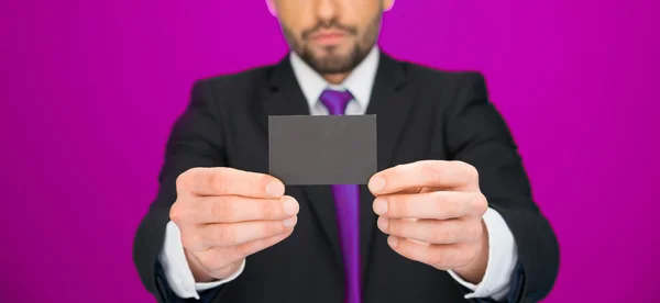 Guapo hombre de negocios mostrando tarjeta de visita en blanco —  Fotos de Stock