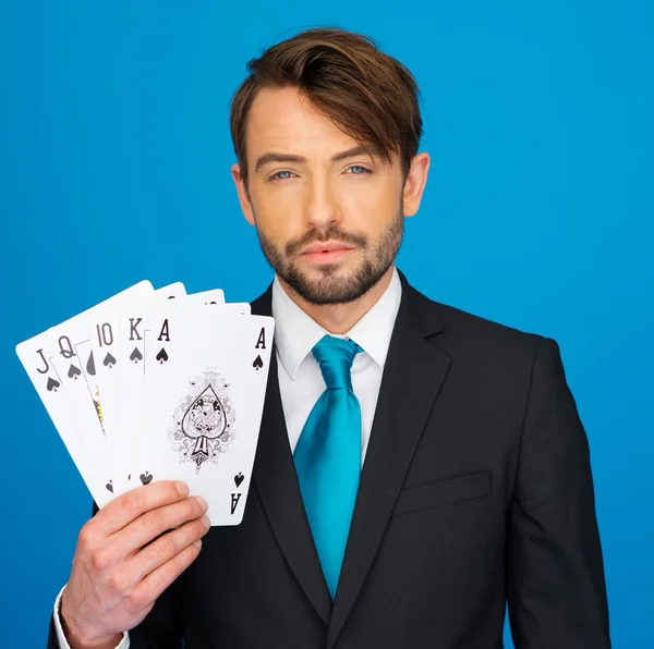 Jeune homme d'affaires montrant des cartes à jouer  - — Photo