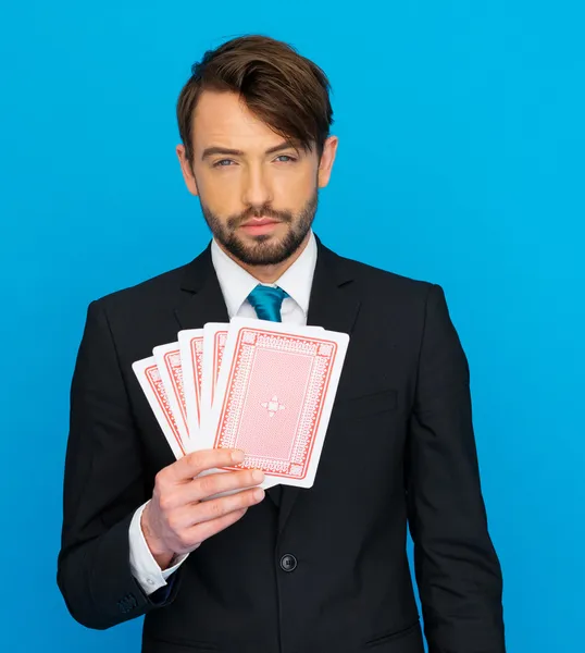 Giovane uomo d'affari che mostra carte da gioco — Foto Stock