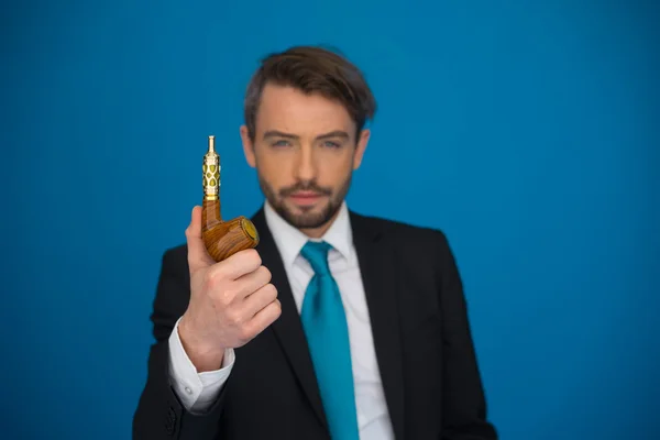Geschäftsmann mit E-Zigarette trägt Anzug und Krawatte auf blauem Grund — Stockfoto