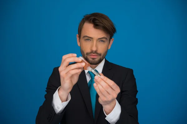 Biznesmen dolewania jego e papieros z e ciecz — Zdjęcie stockowe