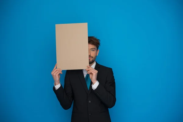 Empresário segurando cartaz em branco — Fotografia de Stock