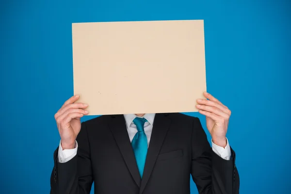 Empresário segurando cartaz em branco — Fotografia de Stock