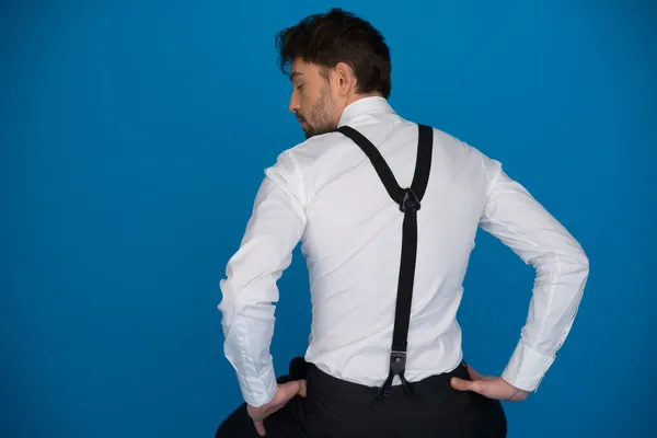 Bonito homem no azul vestindo branco camisa e aparelho — Fotografia de Stock