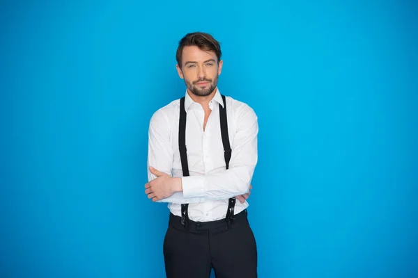 Jóképű férfi, a kék-fehér inget és fogszabályozó viselése — Stock Fotó