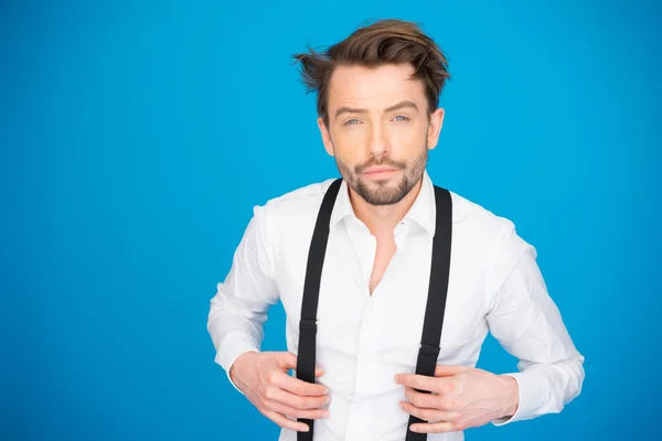 Bonito homem no azul vestindo branco camisa e aparelho — Fotografia de Stock