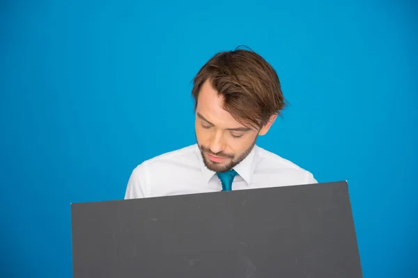 Empresário segurando cartaz em branco — Fotografia de Stock