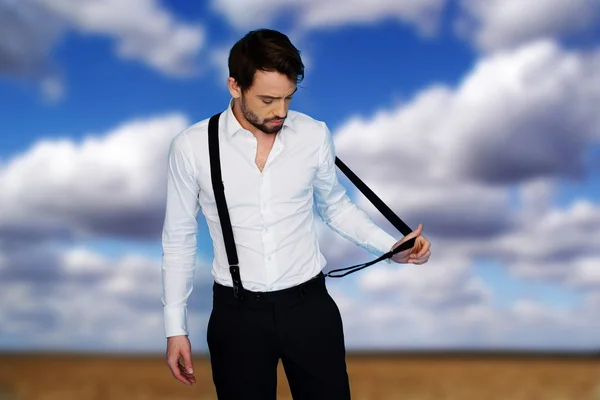 Schöner Mann in blau mit weißem Hemd und Hosenträgern — Stockfoto