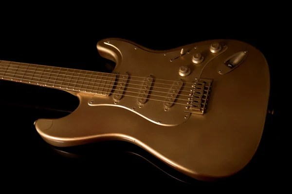 Chitarra elettrica oro su sfondo scuro — Foto Stock