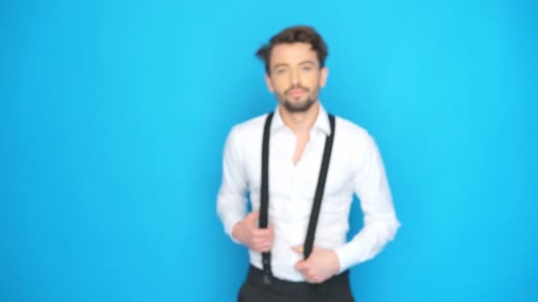 Bello uomo che indossa camicia e bretelle — Video Stock