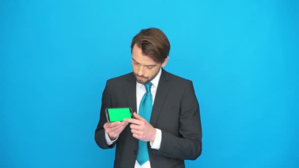 Homme d'affaires avec son smartphone montrant l'application 