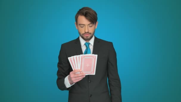 Przystojny biznesmen gospodarstwa gry w karty — Wideo stockowe