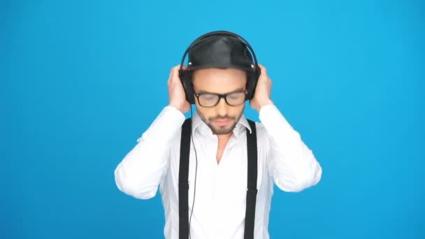 Modischer Mann mit Hut und Kopfhörer — Stockvideo