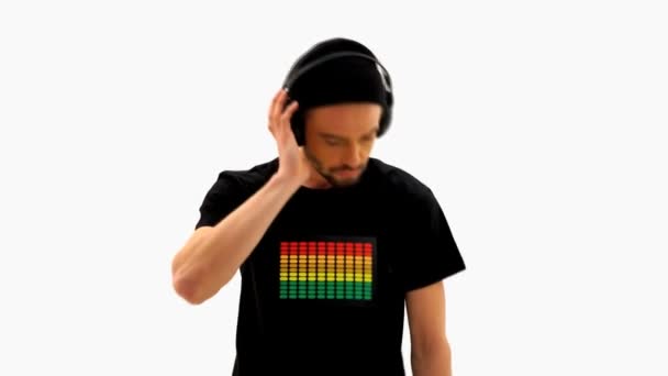 Man wearing headphones and t-shirt — Stock Video