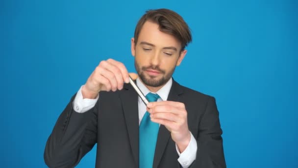 Mannen som topping upp sin e-cigarett — Stockvideo