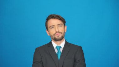 Elektronik sigara içen adam.