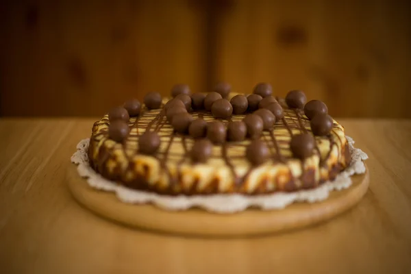 Köstliche frische Torte mit Schokolade dekoriert — Stockfoto