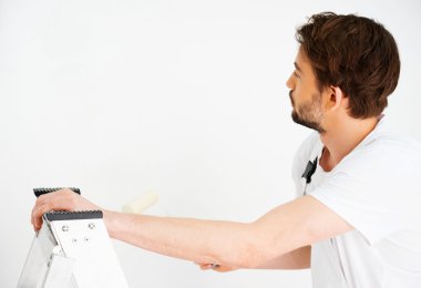 bir merdiven üzerinde duran ressam
