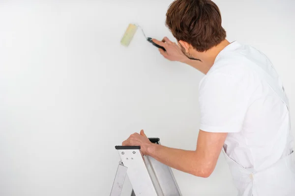 Painter standing on a stepladder — Stock Photo, Image