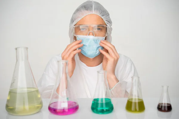 Technicus werkt in een laboratorium chemie — Stockfoto