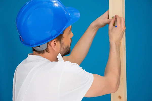 Carpenter or joiner marking a measurement — Stock Photo, Image