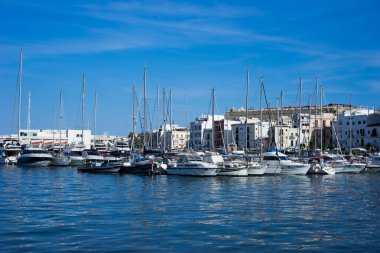 Eivissa Ibiza kent bağlantı noktası deniz görünümü tekneler