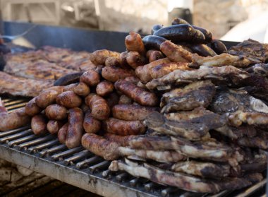 taze sucuk ve sosis ızgara açık havada
