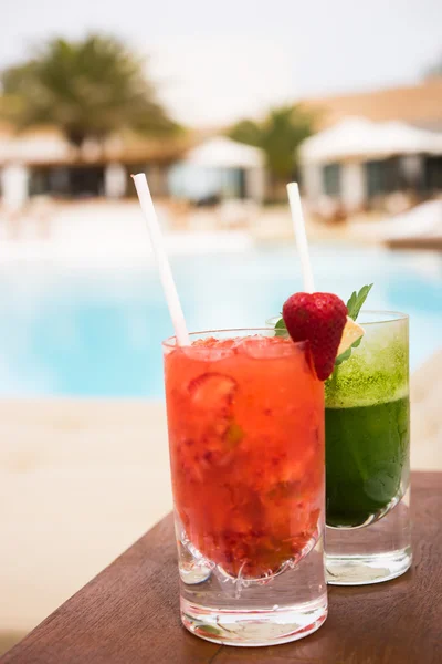 Cocktails perto da piscina — Fotografia de Stock