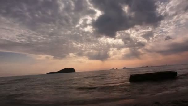 Baleariska ön soluppgången vid havet Visa solnedgången ibiza — Stockvideo