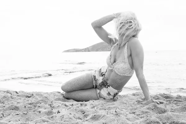 Blond kvinna på stranden — Stockfoto