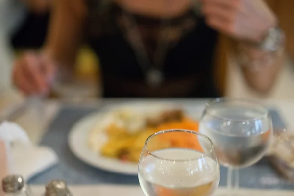 Una copa de vino blanco en una mesa — Foto de Stock