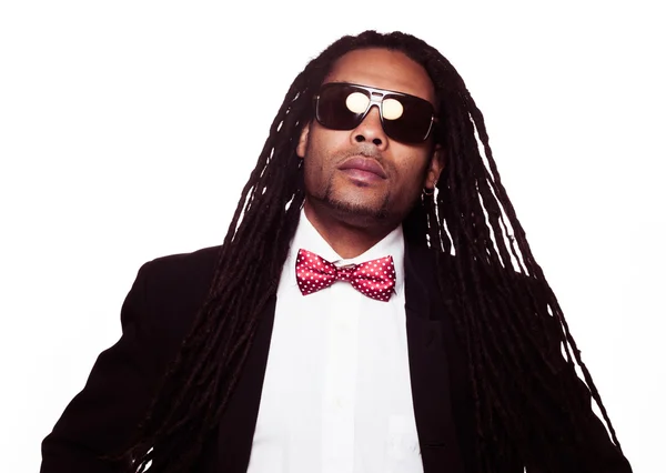 Homme portant des lunettes de soleil et dreadlocks costume — Photo