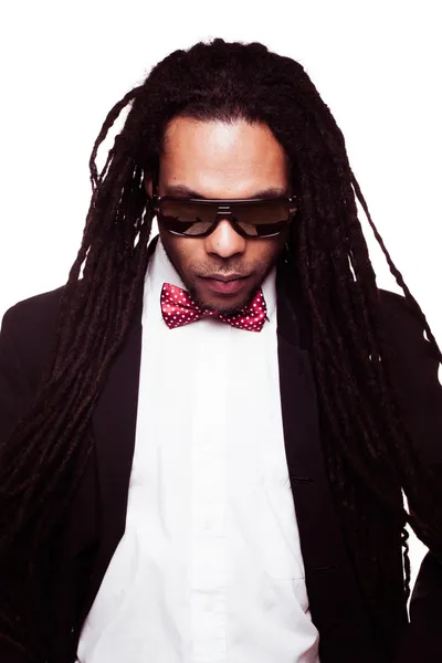 Homme portant des lunettes de soleil et dreadlocks costume — Photo