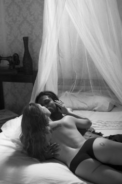 Çift öpüşme yatak içinde