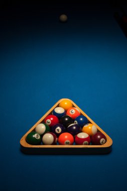 havuz topları racked kümesi