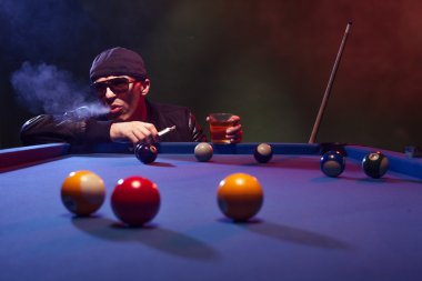 man spelen zwembad in een club roken e-sigaret