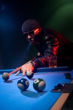 oyun havuzu cue ball üzerinde sıraya dostum