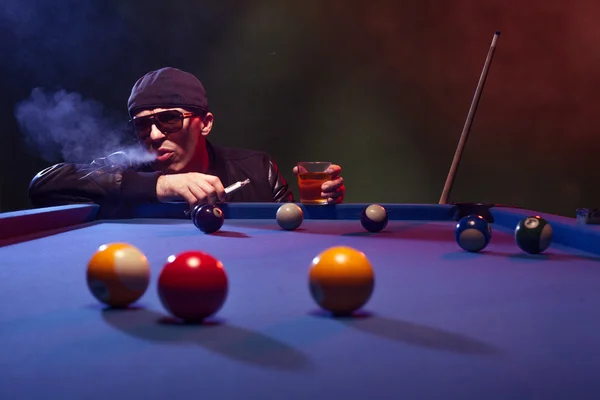 Homem jogando bilhar em um clube fumar e-cigarro — Fotografia de Stock