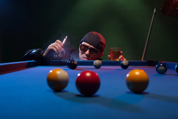 Homem jogando bilhar em um clube fumar e-cigarro — Fotografia de Stock