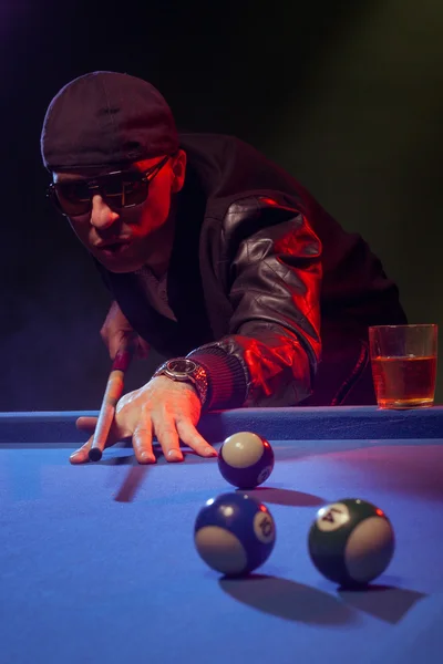 Modieuze pool speler in een donkere nachtclub — Stockfoto