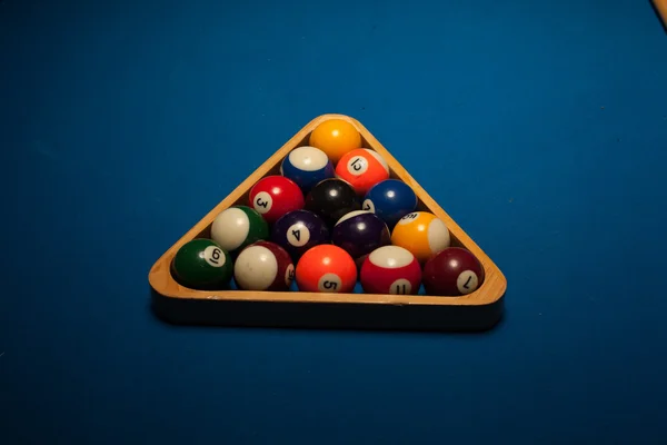 Poolbollar i ett rack — Stockfoto