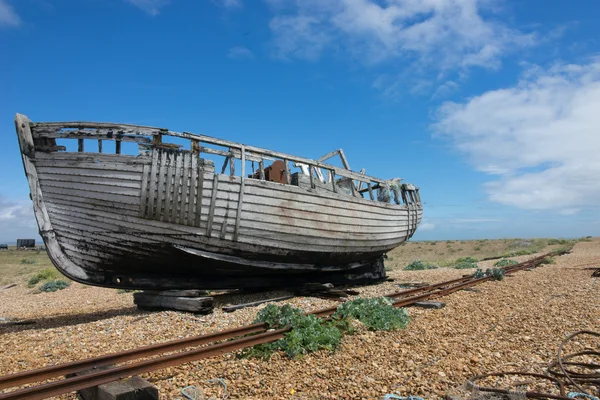 Εγκαταλελειμμένο αλιευτικό σκάφος σε dungeness. — Φωτογραφία Αρχείου