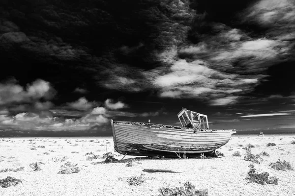 Barco de pesca abandonado em Dungeness . — Fotografia de Stock